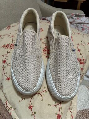 Mudd Women's Slip-On Flats in Light Beige